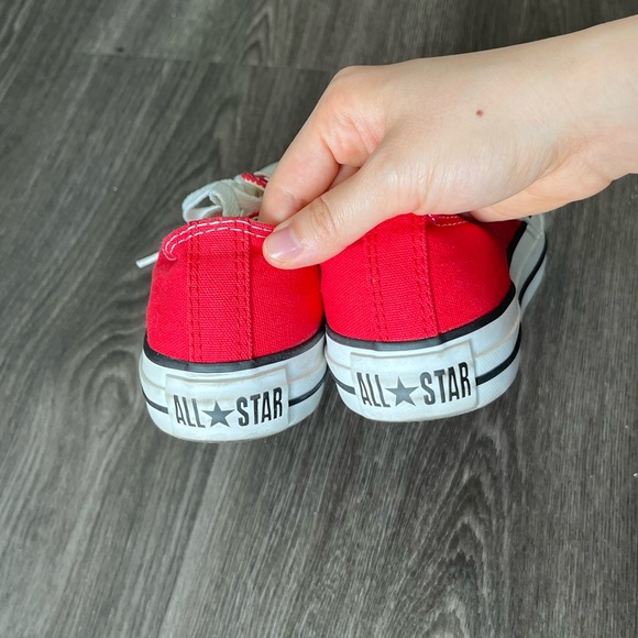 Brand New Red Converse Size 6 Womens - Picture 2 of 4